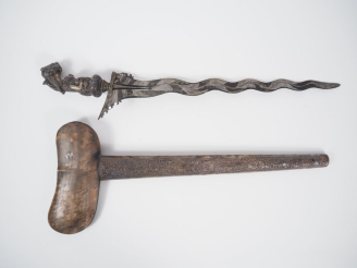 Vente aux enchères Indonésie, XIXe Poignard, dit « kriss », la poignée hulu reprenant la 