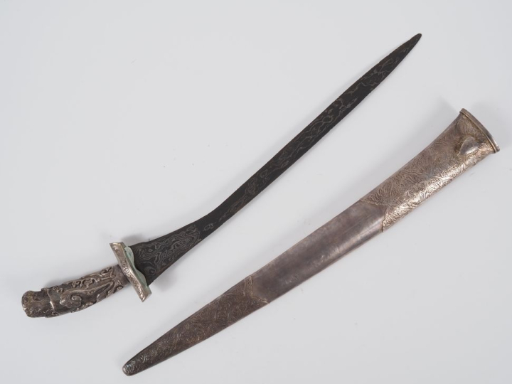 Indonésie, XIXe  Poignard, avec poignée et fourreau en argent à motifs
