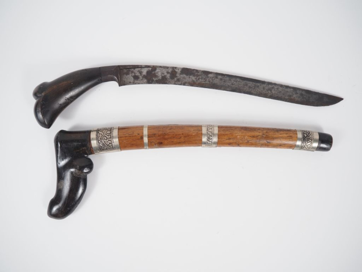 Indonésie, XIXe Poignard Badik , poignée et fourreau en bois, lame en 