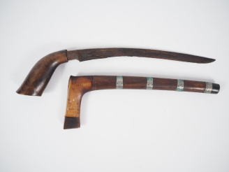 Vente aux enchères Indonésie, fin XIXe Poignard Badik fin XIXe-début XXe poignée et fourr