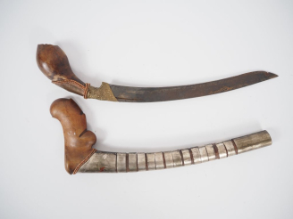 Vente aux enchères Indonésie, XIXe  Poignard Badik poignée et fourreau en bois L. 30 cm.