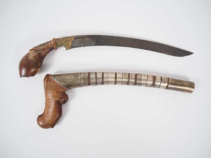 Indonésie, XIXe  Poignard Badik poignée et fourreau en bois L. 30 cm.