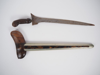 Vente aux enchères Malaisie, fin XIXe-début Xxe Poignard dit « kriss » la poignée et le w