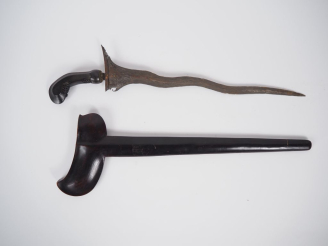 Vente aux enchères Malaisie, fin XIXe-début Xxe Poignard dit « kriss » la poignée et le w