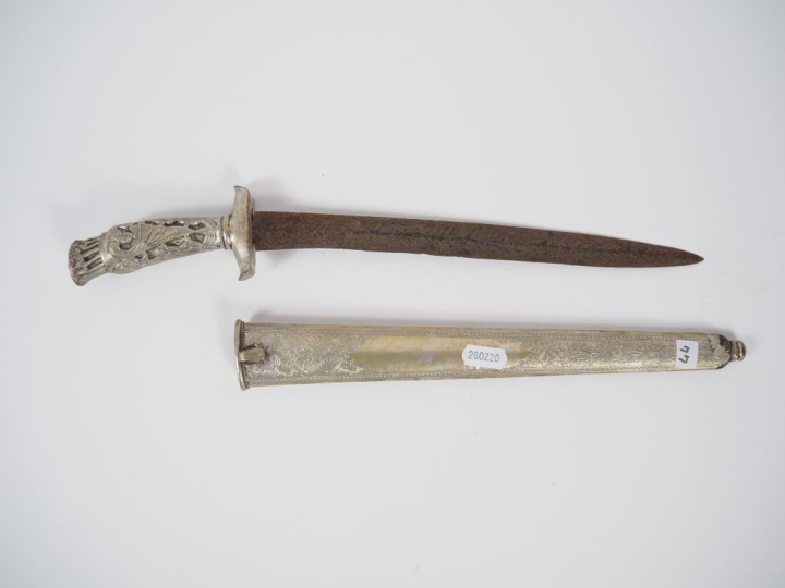 Malaisie Poignard ou dague, poignée et fourreau en métal argenté  L. 4