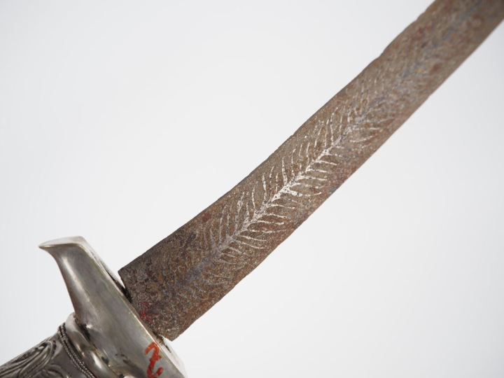 Malaisie Poignard ou dague, poignée et fourreau en métal argenté  L. 4