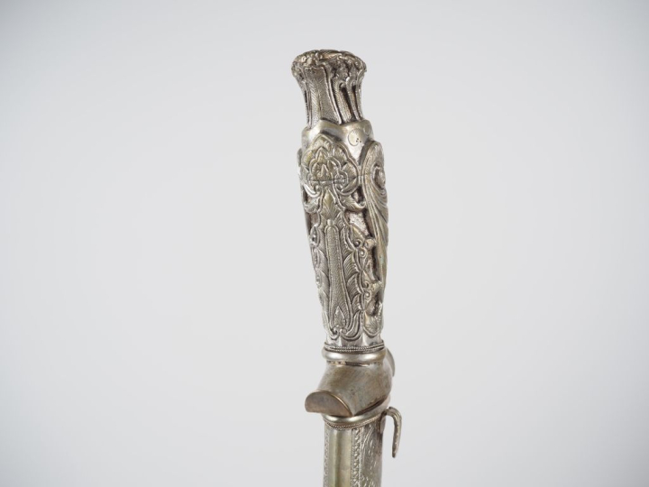 Malaisie Poignard ou dague, poignée et fourreau en métal argenté  L. 4