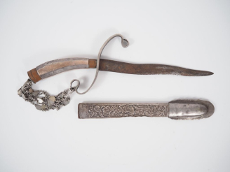 Vente aux enchères Malaisie, début XXe  Poignard poignée et fourreau en métal argenté. L.