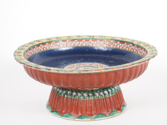 Vente aux enchères Siam, XIXe siècle Grande coupe floriforme sur piédouche en porcelaine 