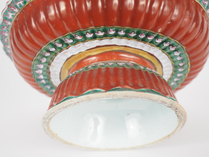 Siam, XIXe siècle Grande coupe floriforme sur piédouche en porcelaine 