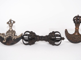 Vente aux enchères Tibet, XXe siècle Lot comprenant, un vajra à décor d’adorants et feuil