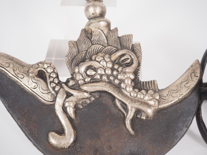 Tibet, XXe siècle Lot comprenant, un vajra à décor d’adorants et feuil