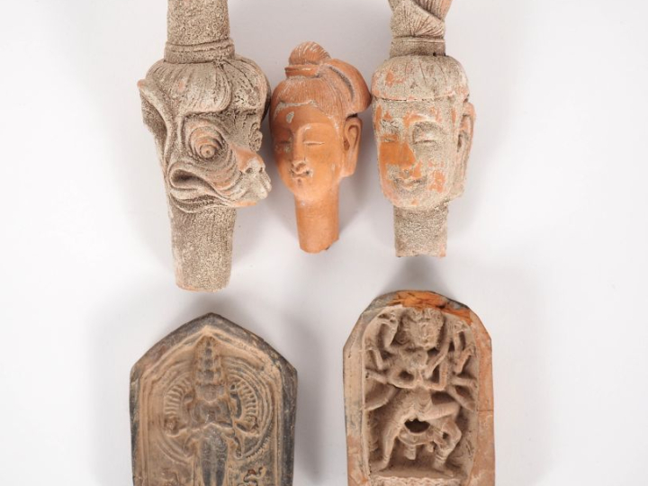 Tibet Ensemble de deux tsatsa représentant Avalokitesvara et Makara av