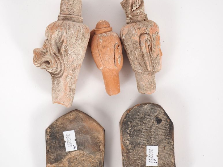 Tibet Ensemble de deux tsatsa représentant Avalokitesvara et Makara av