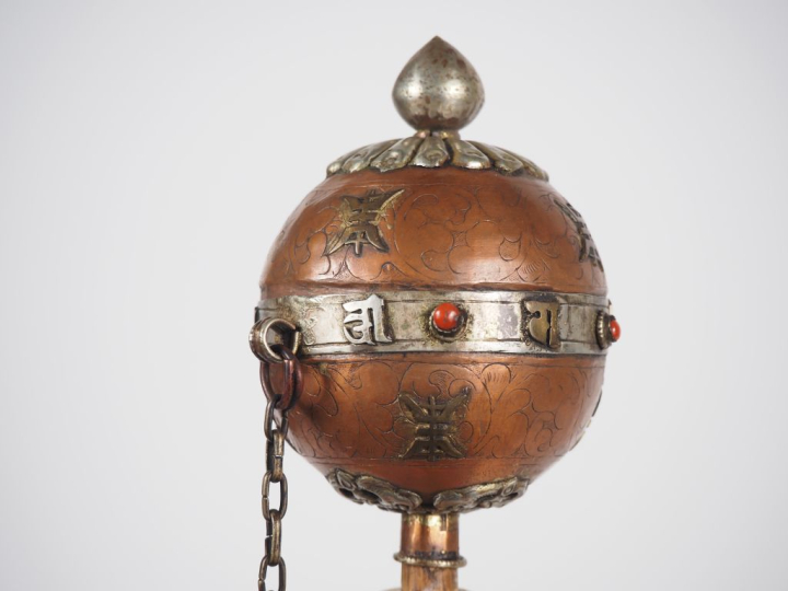 Tibet, XXe siècle Lot comprenant un stupa en cuivre entouré de quatre 