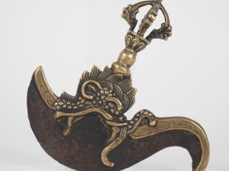 Vente aux enchères Tibet, XIXe siècle Kartrika en bronze, la lame crachée par un Makara, 