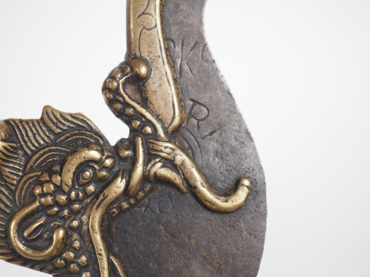 Tibet, XIXe siècle Kartrika en bronze, la lame crachée par un Makara, 