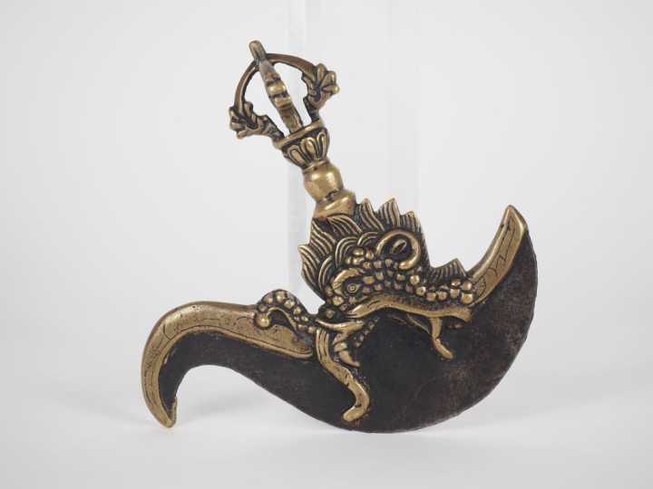 Tibet, XIXe siècle Kartrika en bronze, la lame crachée par un Makara, 