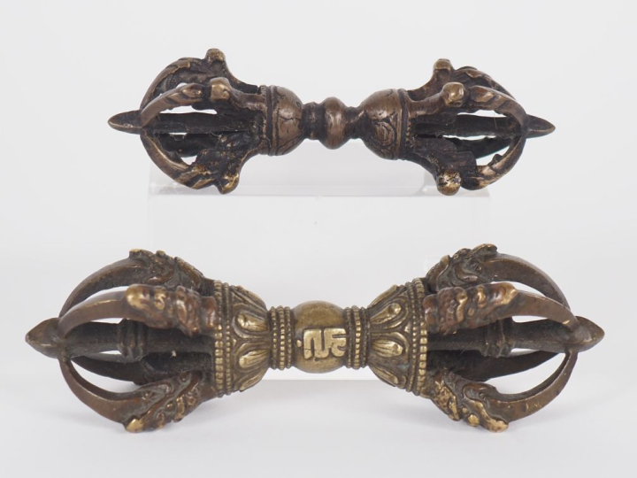 Tibet, XIXe siècle Deux vajra en bronze et laiton, orné de têtes de ma