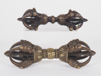 Vente aux enchères Tibet, XIXe siècle Deux vajra en bronze et laiton, orné de têtes de ma
