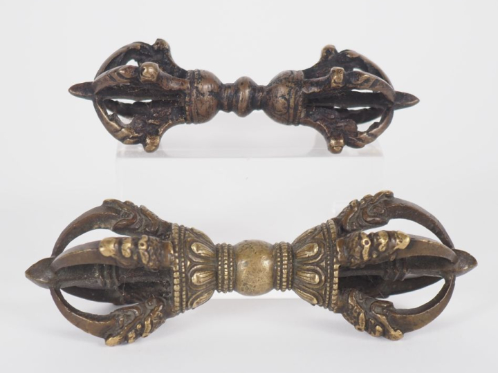Tibet, XIXe siècle Deux vajra en bronze et laiton, orné de têtes de ma
