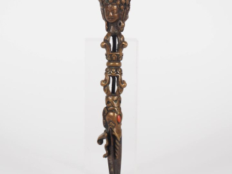 Vente aux enchères Tibet, XIXe siècle Phurbu en bronze, la prise ornée de trois têtes de 