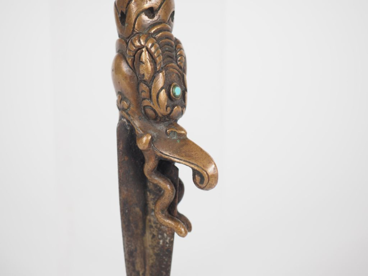 Tibet, XIXe siècle Phurbu en bronze, la prise ornée de trois têtes de 