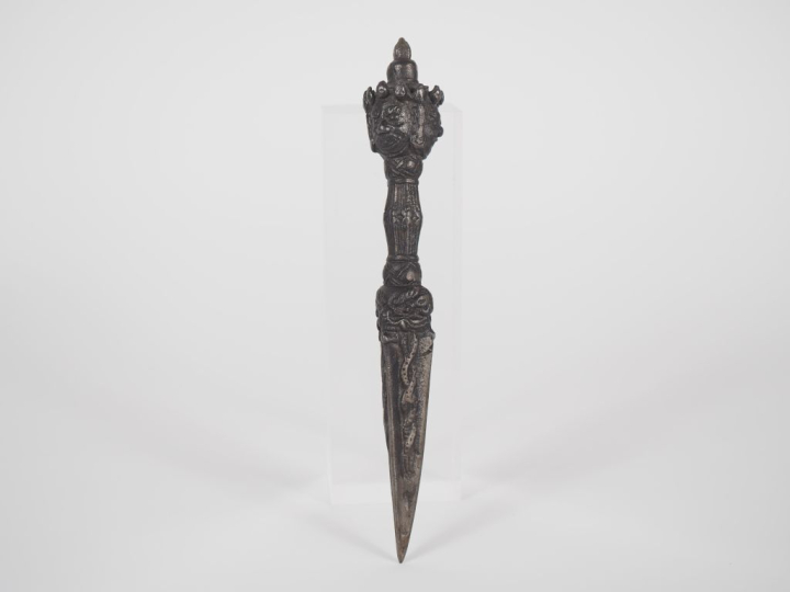 Tibet, XXe siècle  Phurbu en acier à patine argentifère, la prise orné