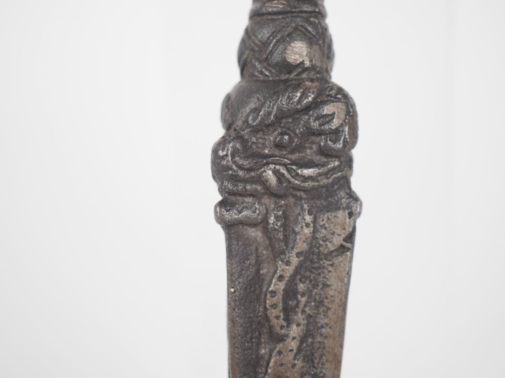 Tibet, XXe siècle  Phurbu en acier à patine argentifère, la prise orné