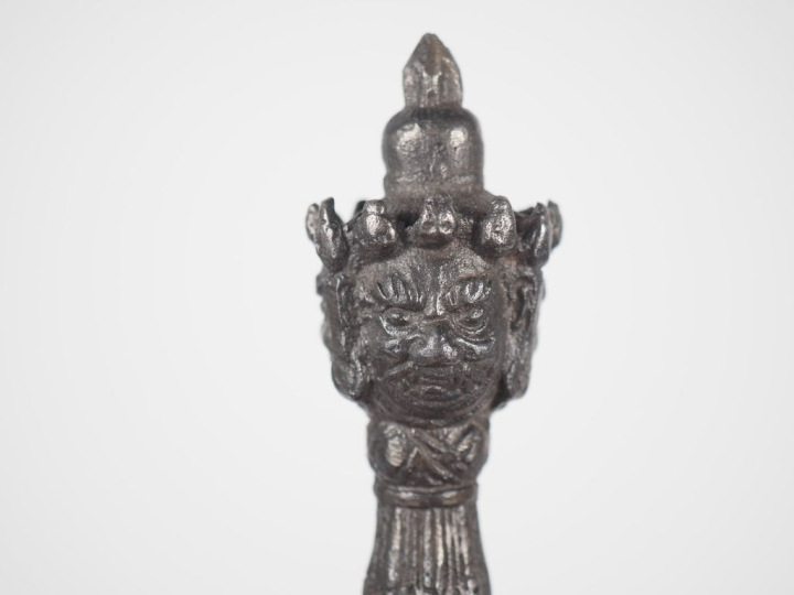 Tibet, XXe siècle  Phurbu en acier à patine argentifère, la prise orné