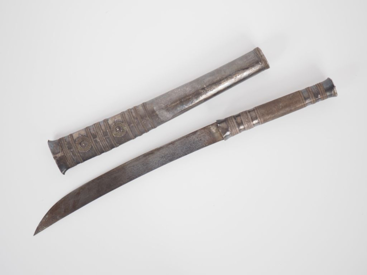 Laos, vers 1900 Couteau en argent bas titre.