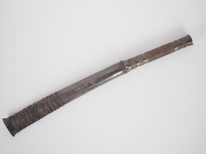 Laos, vers 1900 Couteau en argent bas titre.