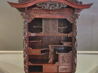 Vente aux enchères Japon fin de la période Meiji 1880-1900. Meuble à étagères destiné à e