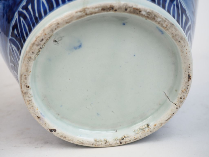 Japon vers 1900. Potiche couverte en porcelaine d'Arita à décor en ble