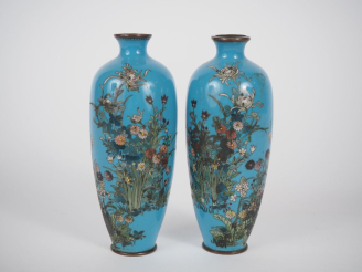 Vente aux enchères Japon, vers 1900 Paire de vases de forme ovoïde en émaux cloisonnés su