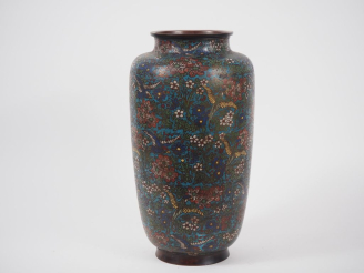 Vente aux enchères Japon, vers 1920 Vase balustre en bronze et émaux champlevés, à décor 