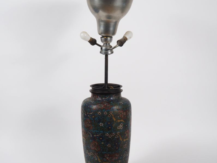 Japon, vers 1920 Vase balustre en bronze et émaux champlevés, à décor 