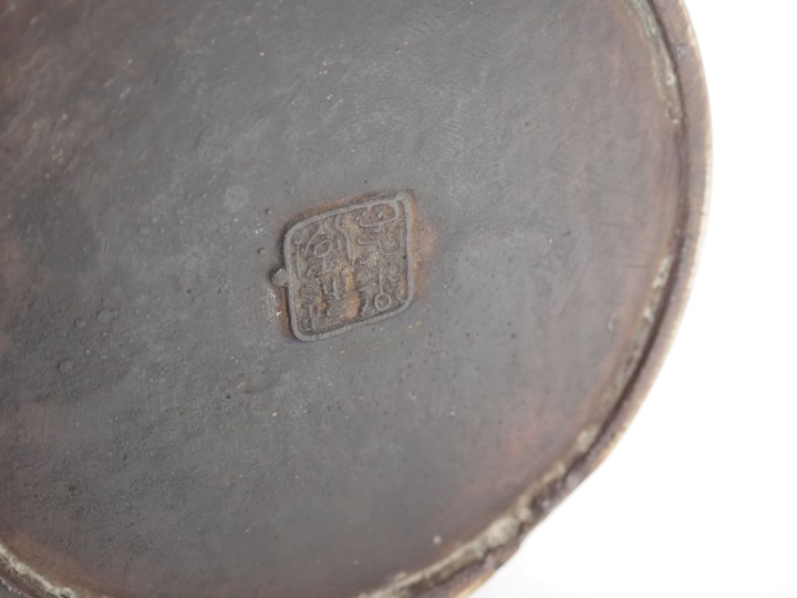 Japon, vers 1920 Vase balustre en bronze et émaux champlevés, à décor 