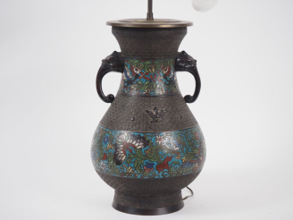 Vente aux enchères Japon, vers 1920 Vase de forme balustre en bronze et émaux champlevés,
