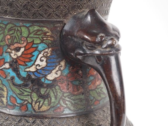 Japon, vers 1920 Vase de forme balustre en bronze et émaux champlevés,