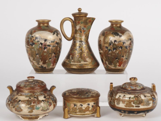 Vente aux enchères Japon, vers 1900 Ensemble de faïence de Satsuma, comprenant une paire 