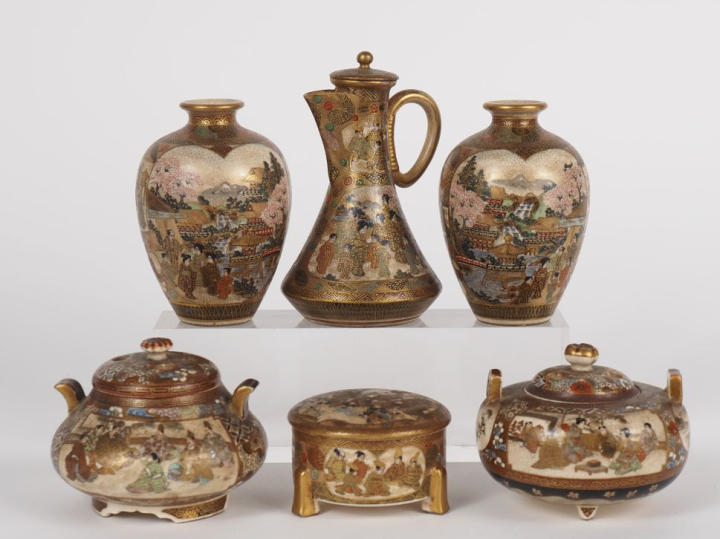 Japon, vers 1900 Ensemble de faïence de Satsuma, comprenant une paire 