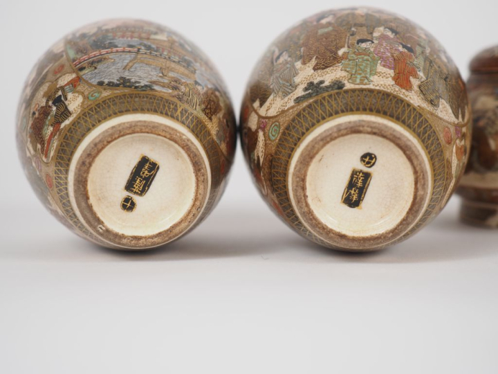 Japon, vers 1900 Ensemble de faïence de Satsuma, comprenant une paire 