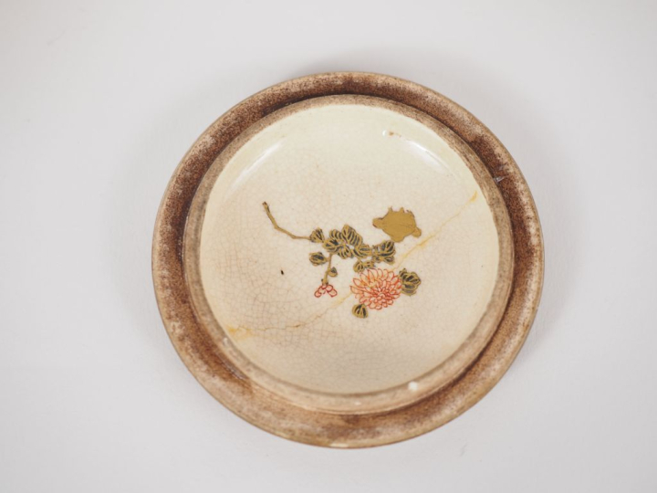 Japon, vers 1900 Ensemble de faïence de Satsuma, comprenant une paire 