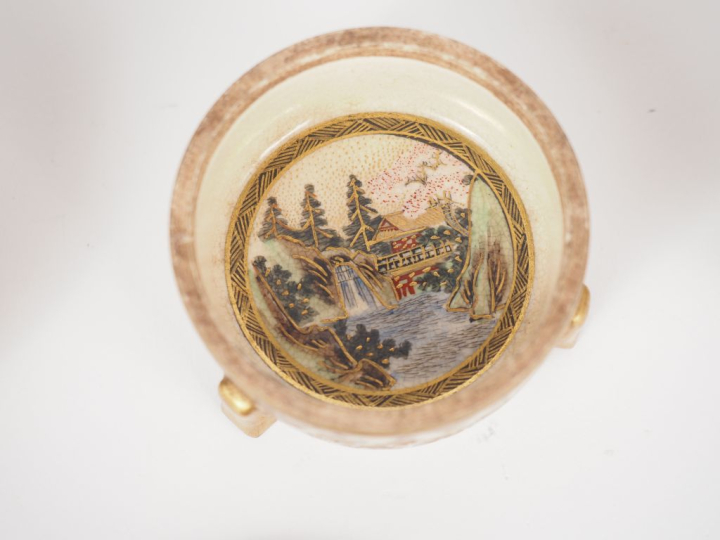 Japon, vers 1900 Ensemble de faïence de Satsuma, comprenant une paire 