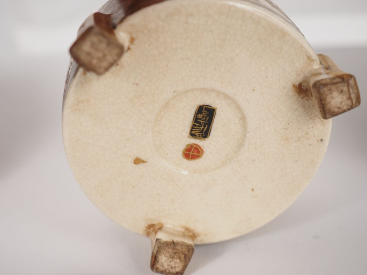 Japon, vers 1900 Ensemble de faïence de Satsuma, comprenant une paire 