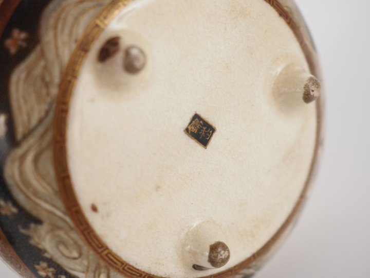 Japon, vers 1900 Ensemble de faïence de Satsuma, comprenant une paire 