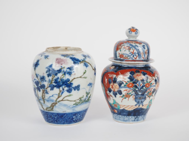 Japon, vers 1900-1920 Deux vases globulaires (l’un couvert)en porcelai
