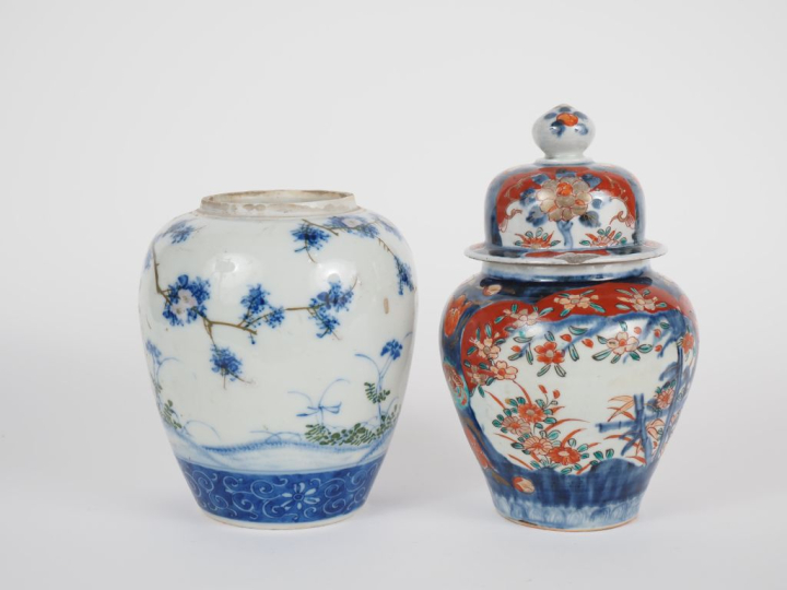 Japon, vers 1900-1920 Deux vases globulaires (l’un couvert)en porcelai