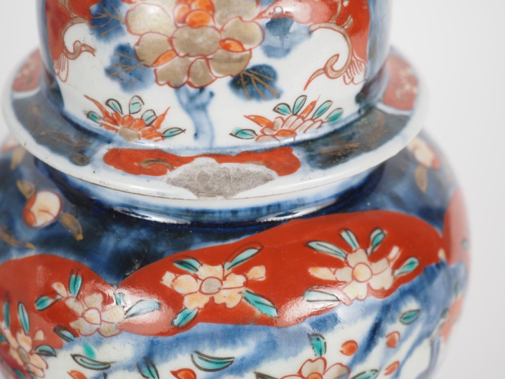 Japon, vers 1900-1920 Deux vases globulaires (l’un couvert)en porcelai